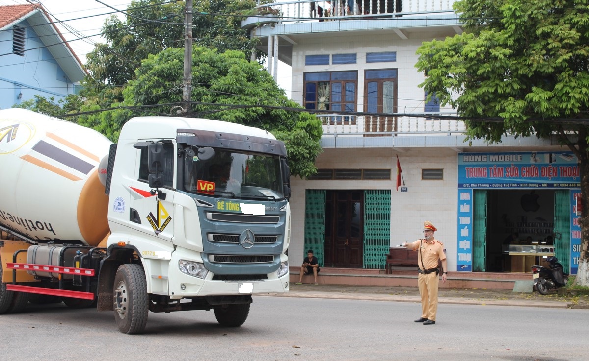 Hải Dương Xe quá tải trọng 150% doanh nghiệp và lái xe bị phạt gần 240 triệu đồng