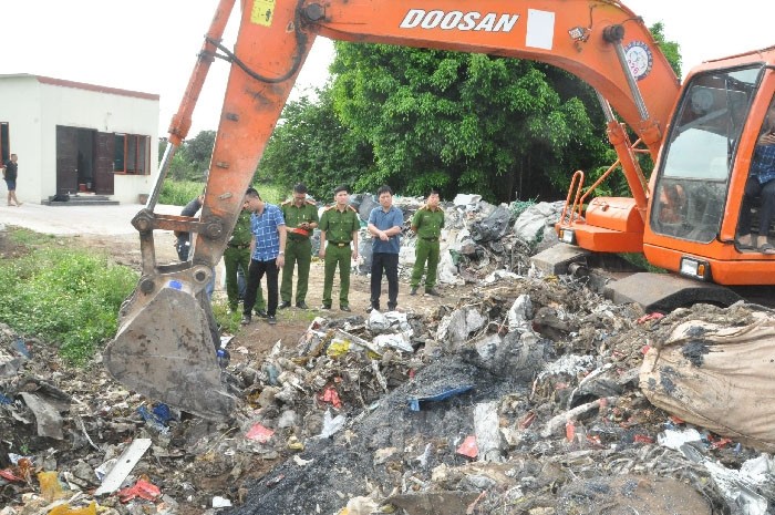 Hải Dương khởi tố bị can đổ hơn 350 tấn rác thải ra môi trường