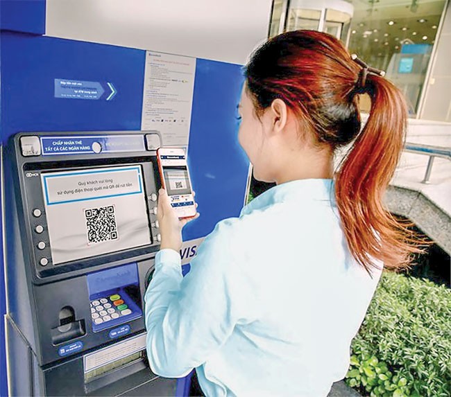 Từ 78, khách hàng của 8 ngân hàng có thể rút tiền tại ATM bằng quét mã QR