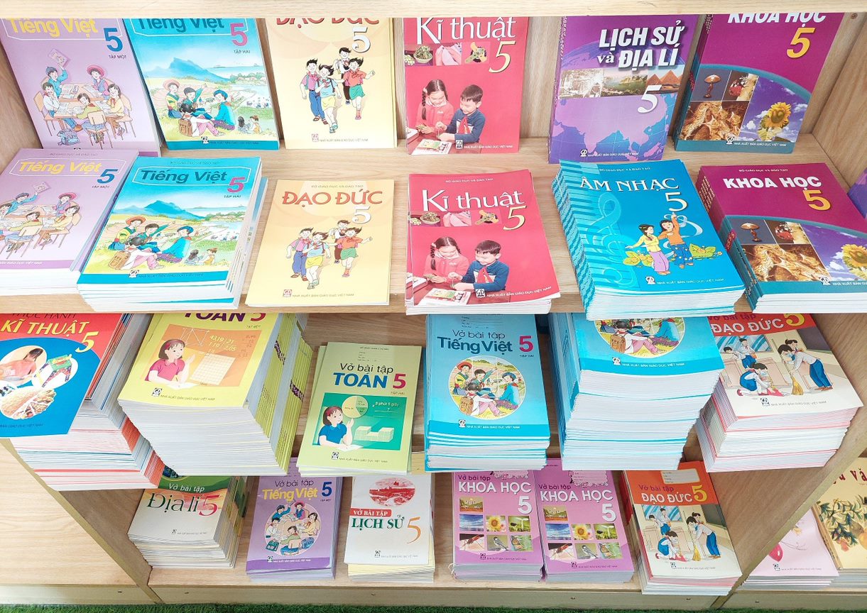 Thủ tướng yêu cầu không để xảy ra tình trạng tăng giá sách giáo khoa bất hợp lý trước năm học mới