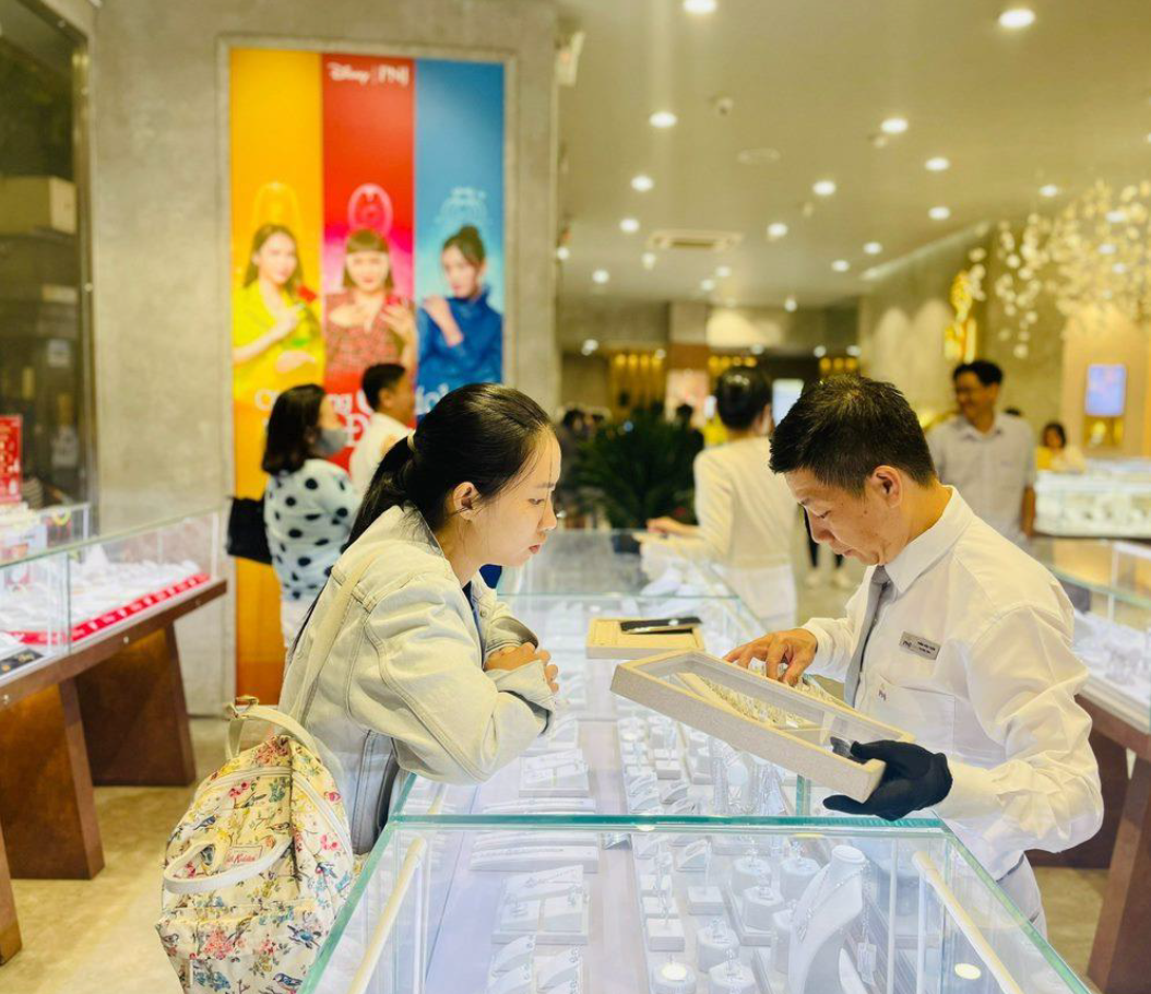 Sức mua sụt giảm, lợi nhuận tháng 7 của Phú Nhuận (PNJ) lùi về mức thấp nhất năm 2023