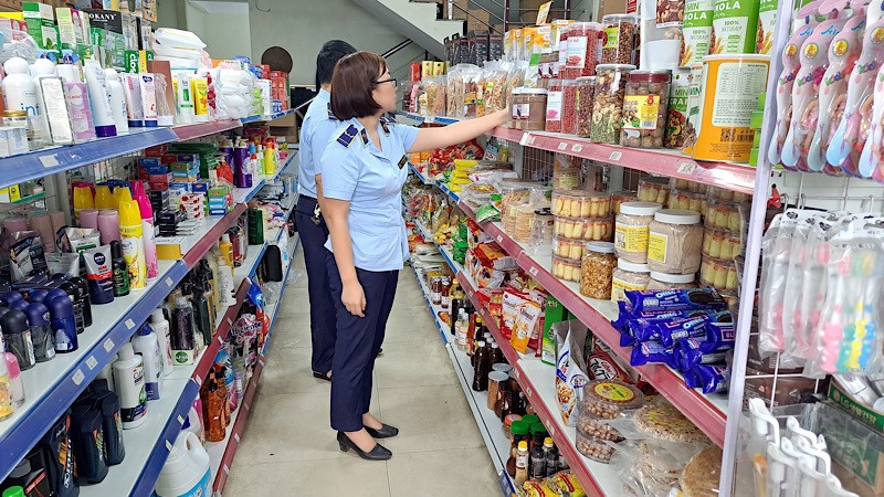 Thường xuyên giám sát chất lượng, số lượng của hàng hóa trong khu vực chợ, trung tâm thương mại