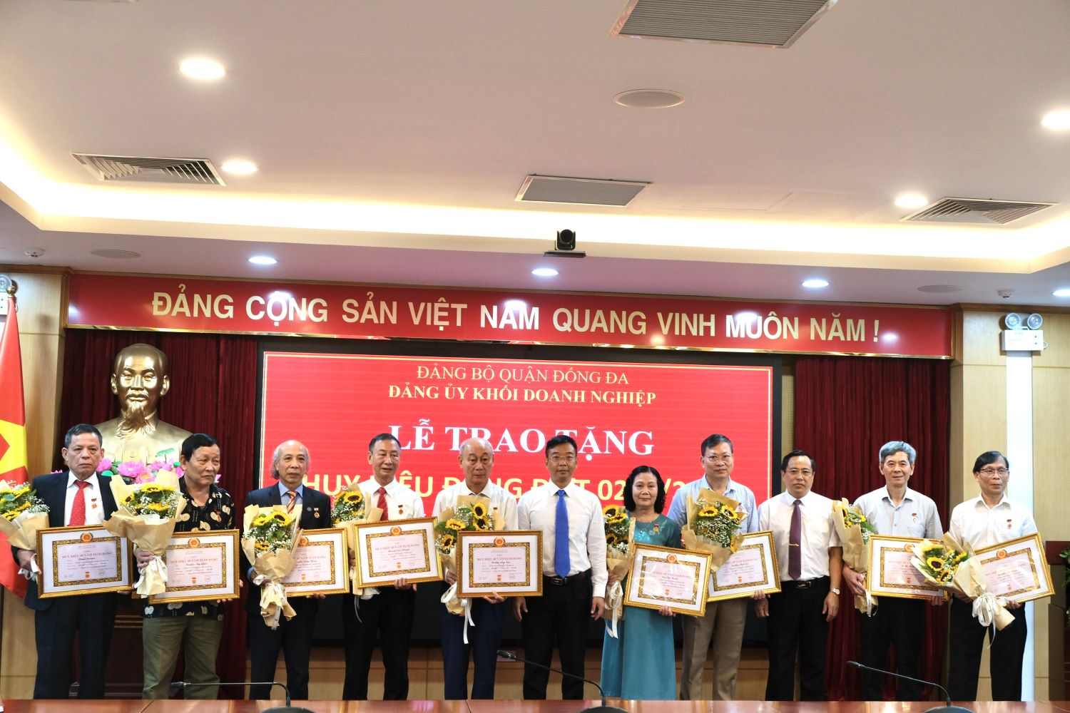 Đảng ủy Khối doanh nghiệp quận Đống Đa trao tặng Huy hiệu Đảng đợt 292023