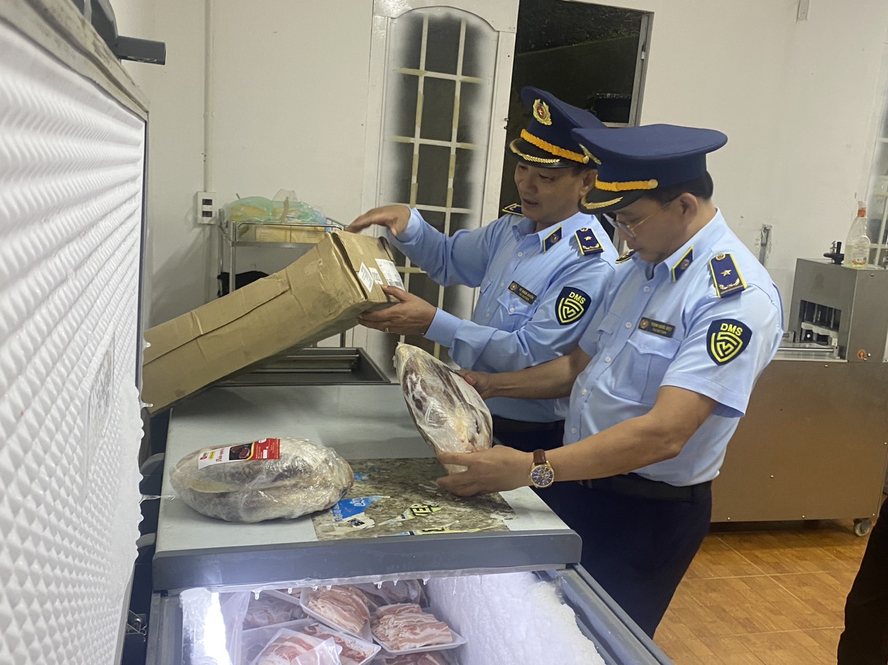 Lâm Đồng Xử phạt hộ kinh doanh buôn bán thực phẩm đông lạnh không rõ nguồn gốc