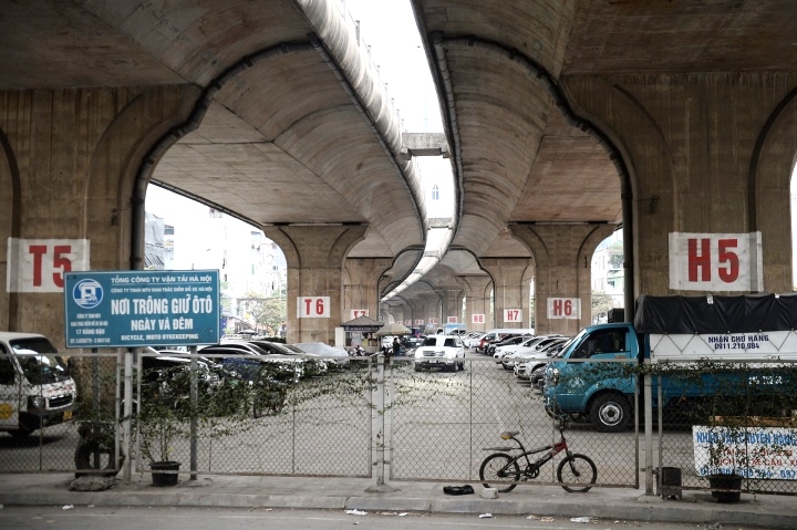Bộ Giao thông vận tải phản hồi đề xuất trông giữ xe dưới gầm cầu vượt tại Hà Nội