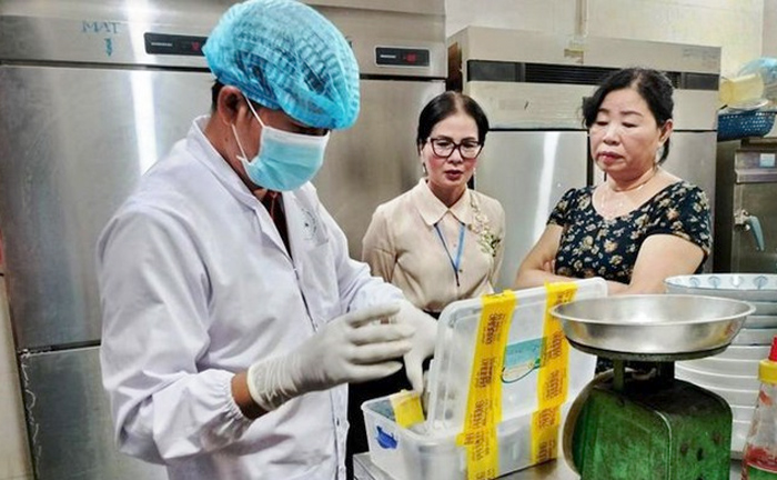 50 người bị ngộ độc sau khi ăn bánh mì Phượng tại Hội An