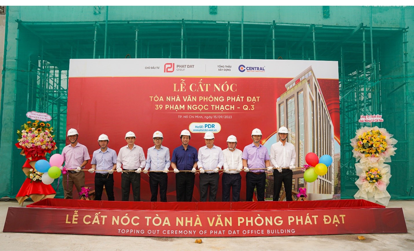 Phát Đạt tổ chức nghi thức cất nóc tòa nhà văn phòng