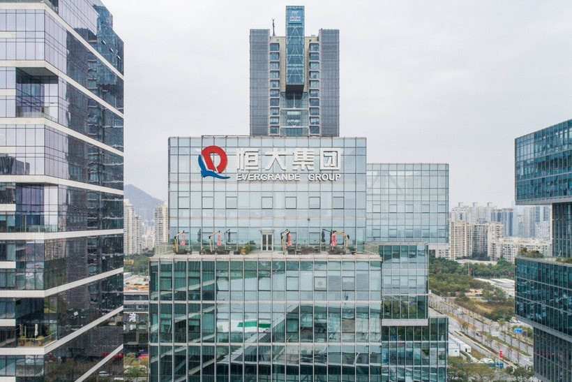 Cổ phiếu China Evergrande giảm thêm 25% sau khi nhân viên quản lý tài sản bị bắt giữ