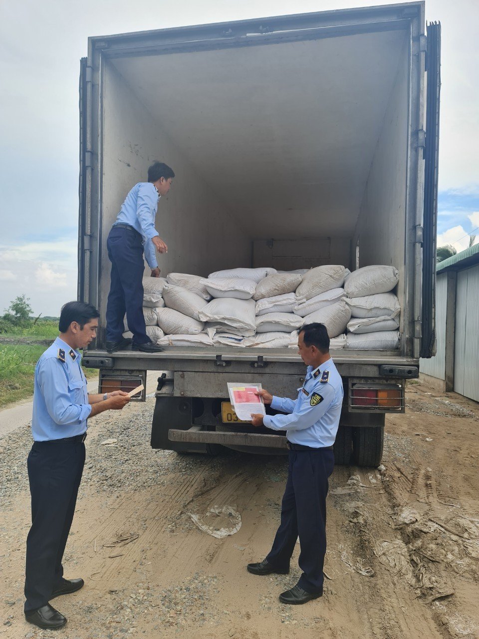 Tạm giữ 15 tấn phân bón không rõ nguồn gốc, xuất xứ tại Bạc Liêu