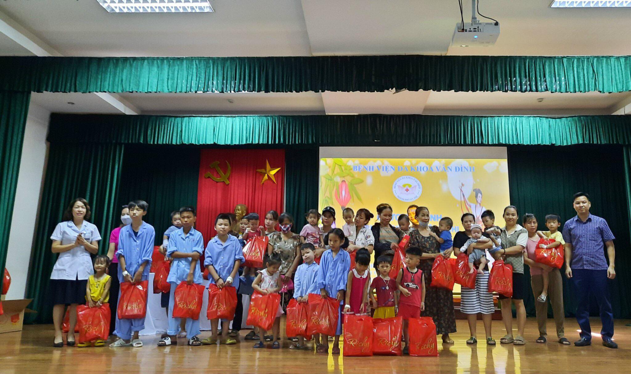 Chương trình Vầng trăng yêu thương tiếp tục dành những phần quà ý nghĩa cho các em nhỏ tại BVĐK Vân Đình