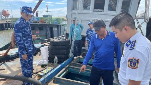 Tạm giữ tàu chở 50.000 lít dầu DO không rõ nguồn gốc