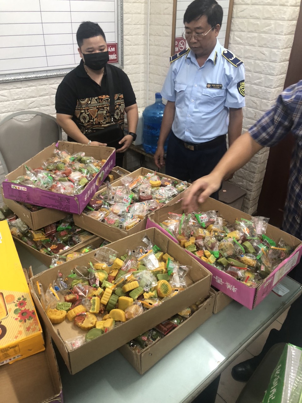 Hải Dương Xử phạt, buộc tiêu hủy 1.300 bánh trung thu không rõ nguồn gốc, xuất xứ
