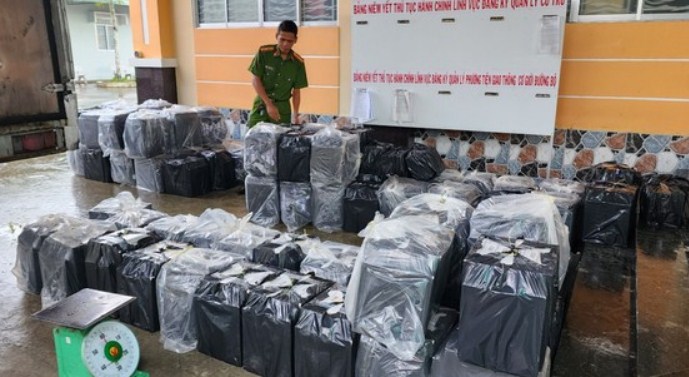 Phát hiện hàng nghìn bao thuốc lá lậu trong ngăn bí mật trên xe tải