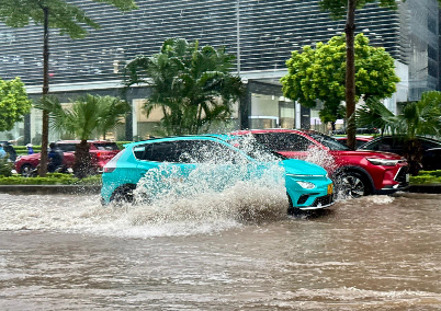 Đường phố Hà Nội thành sông sau mưa, xe điện lại ghi điểm cộng