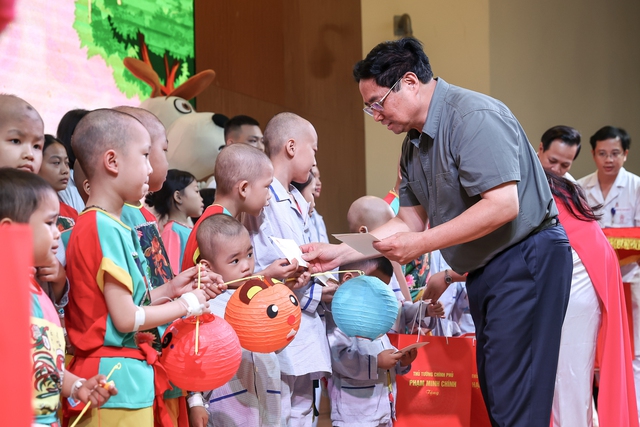 Thủ tướng thăm, tặng quà các bệnh nhi tại Viện Huyết học-Truyền máu Trung ương