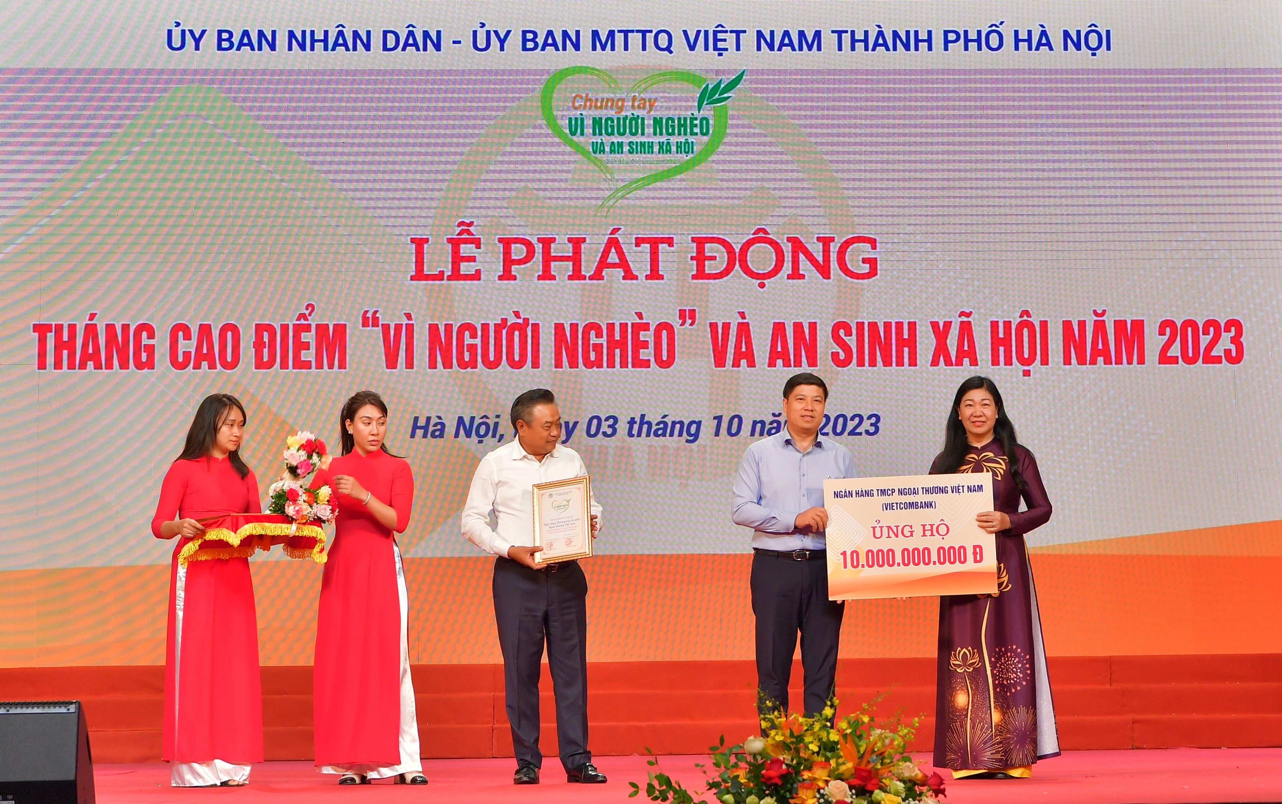 Vietcombank ủng hộ 10 tỷ đồng trong tháng cao điểm ‘Vì người nghèo’ và an sinh xã hội TP Hà Nội năm 2023