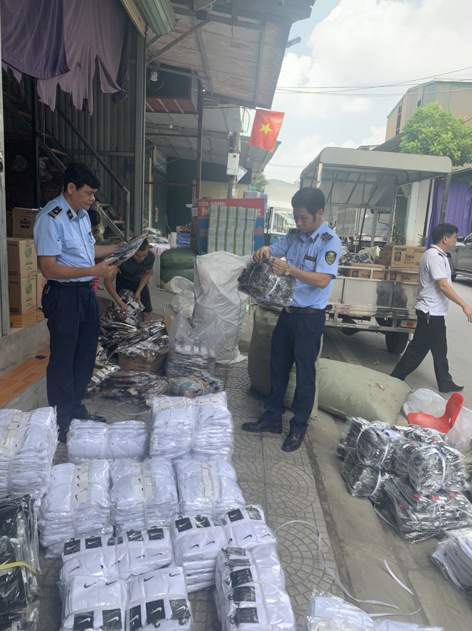 Vĩnh Phúc Tạm giữ gần 7.000 sản phẩm hàng hóa giả mạo nhãn hiệu Nike, Louis Vuitton