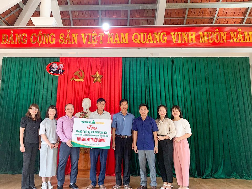 Phục Hưng Holdings trao tặng quà cho bà con bản Ao Lươn, xã Kỳ Phú, huyện Nho Quan, Ninh Bình