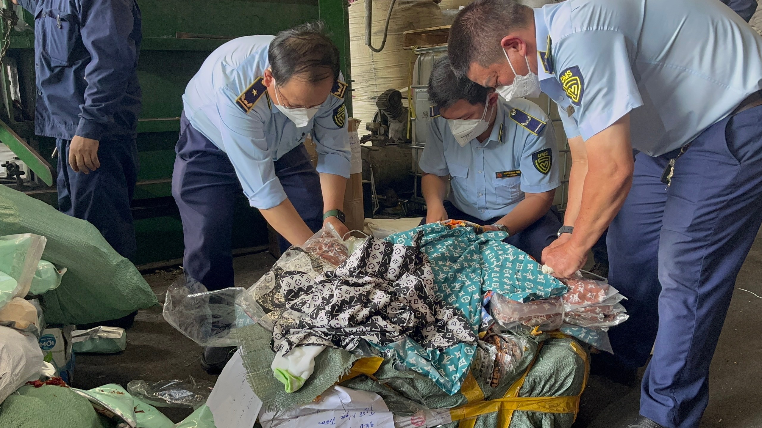 TPHCM Tiêu hủy hàng ngàn sản phẩm, hàng hóa không rõ nguồn gốc xuất xứ, giả mạo nhãn hiệu