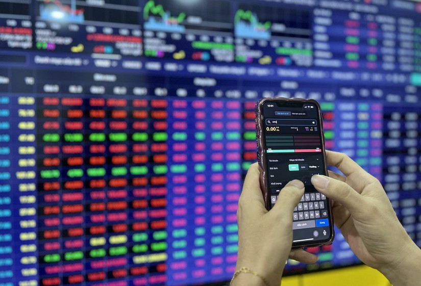 Thị trường chứng khoán rơi vào hoảng loạn, nhà đầu tư cần phải làm gì