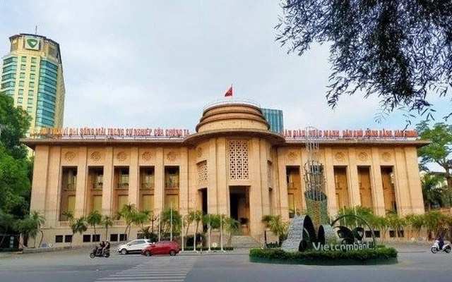 Lãi suất liên ngân hàng xuống dưới 1%, NHNN hút ròng hơn 26.000 tỷ trong 3 phiên