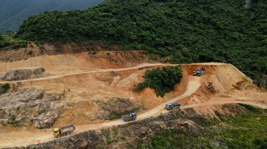 Hà Tĩnh Công an vào cuộc điều tra vụ mỏ đá hết hạn vẫn rầm rộ khai thác đất để bán