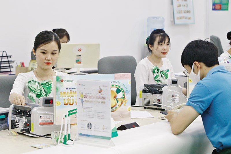 Ngân hàng cũng còng lưng trả lãi