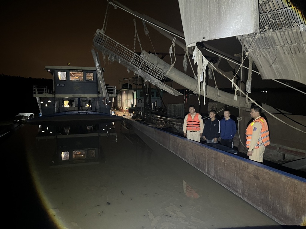 Hà Nội Cảnh sát mật phục bắt giữ cát tặc trong đêm