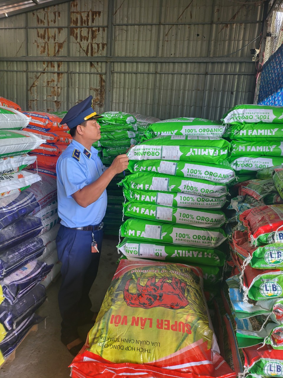 Kiên Giang Xử phạt 2 cơ sở kinh doanh vì buôn bán phân bón không có quyết định công nhận lưu hành