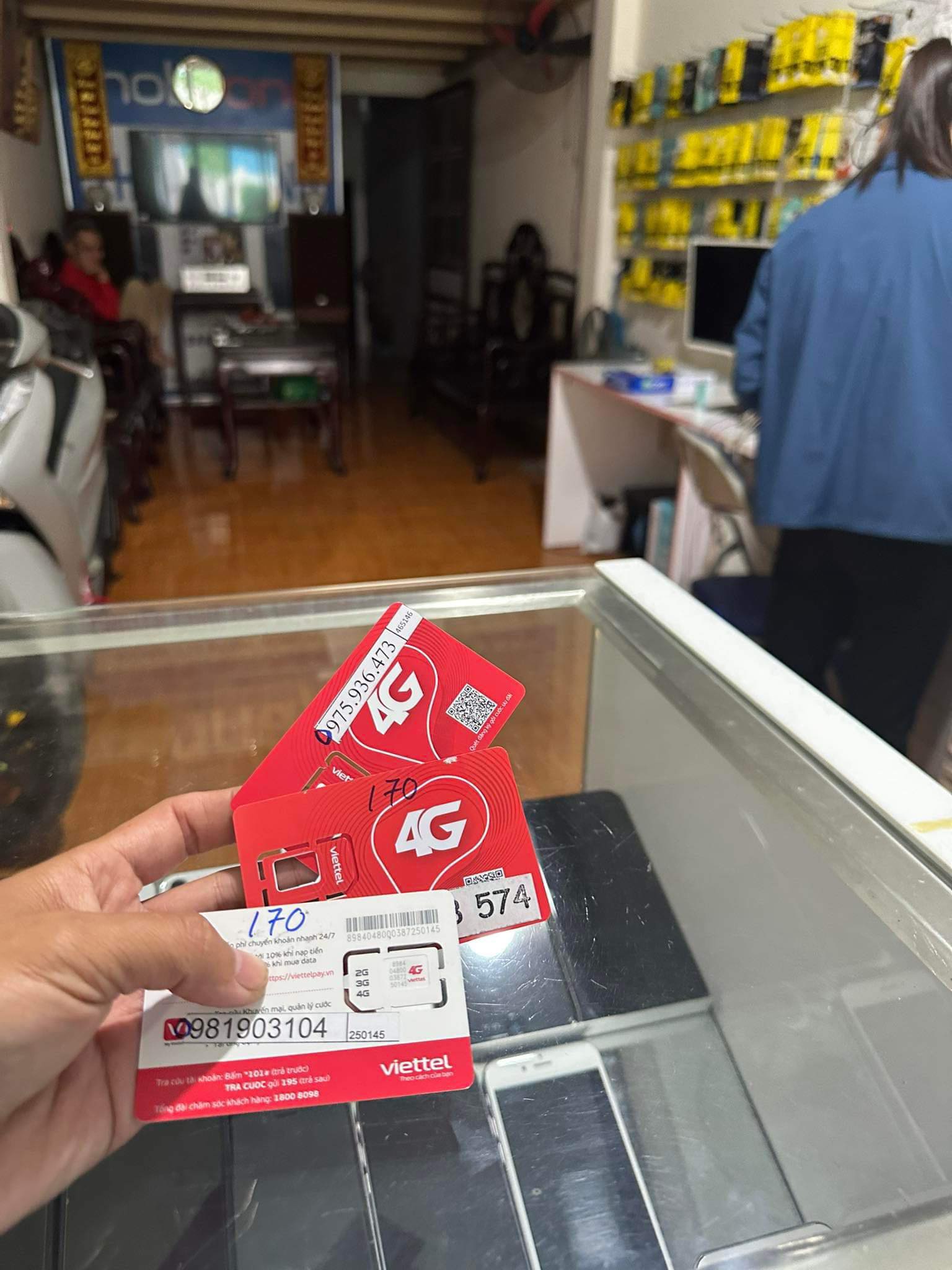 Sim rác vẫn bán tràn lan từ cửa hàng đến mạng xã hội