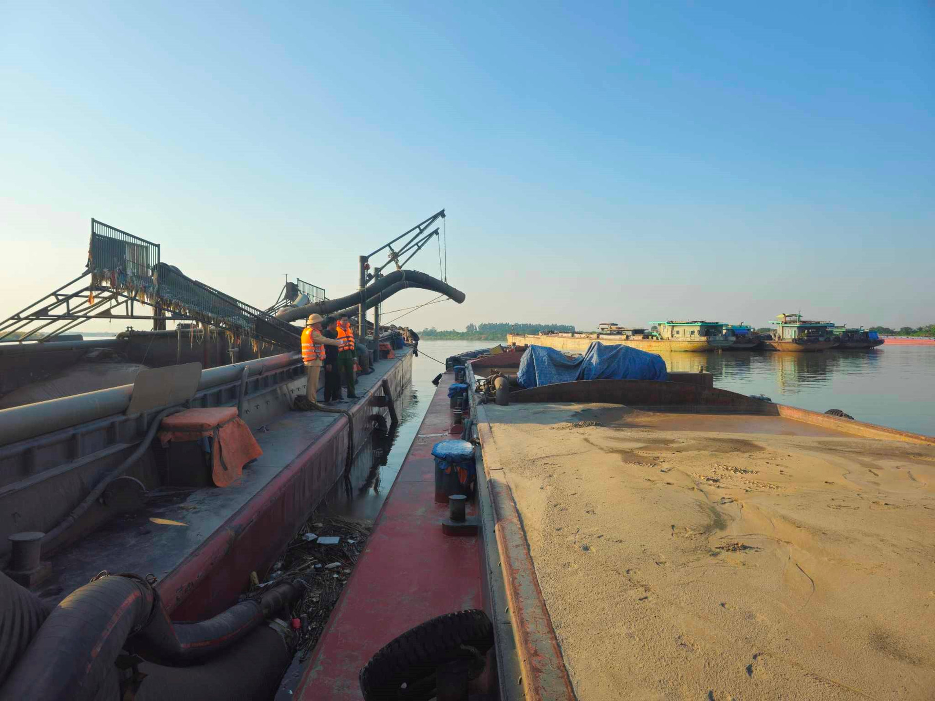 Liên tiếp bắt giữ các vụ khai thác cát trái phép trên sông Hồng