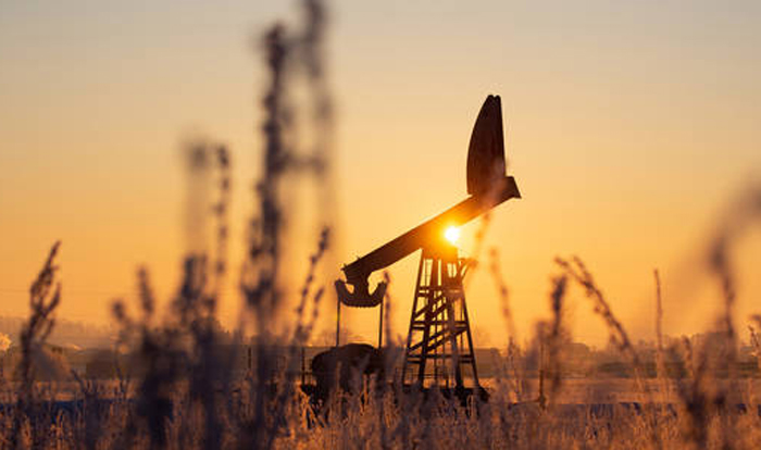 OPEC+ gia hạn cắt giảm sản lượng dầu