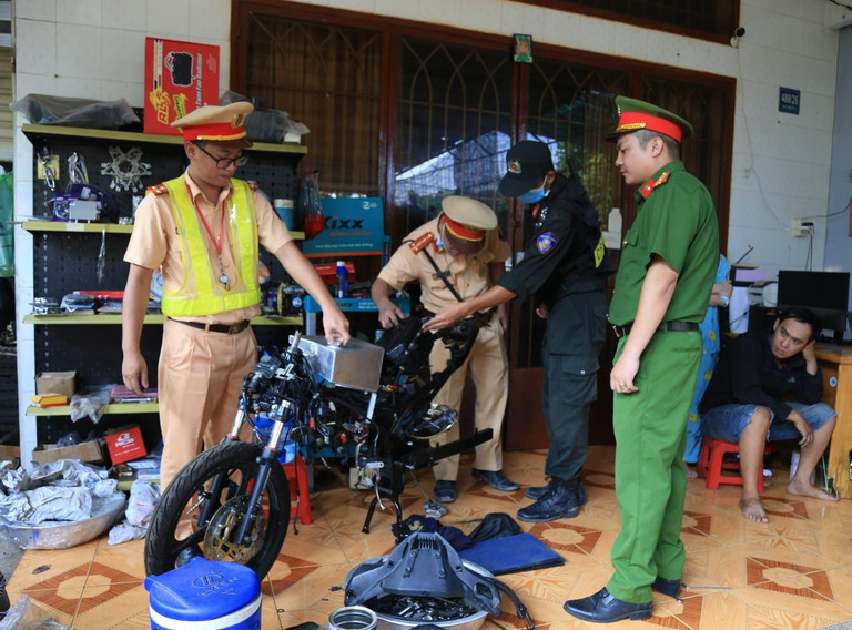 Triệt phá lò “độ” xe mô tô trái phép tại Đồng Nai