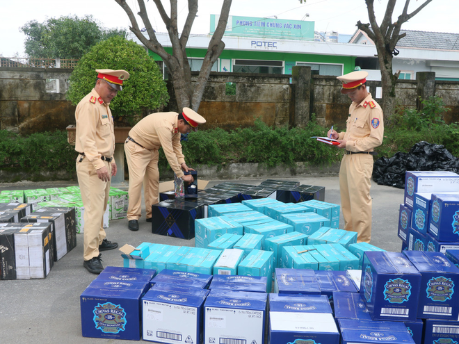 Hà Tĩnh Phát hiện hơn 1.600 chai rượu ngoại không rõ nguồn gốc trên xe ô tô tải