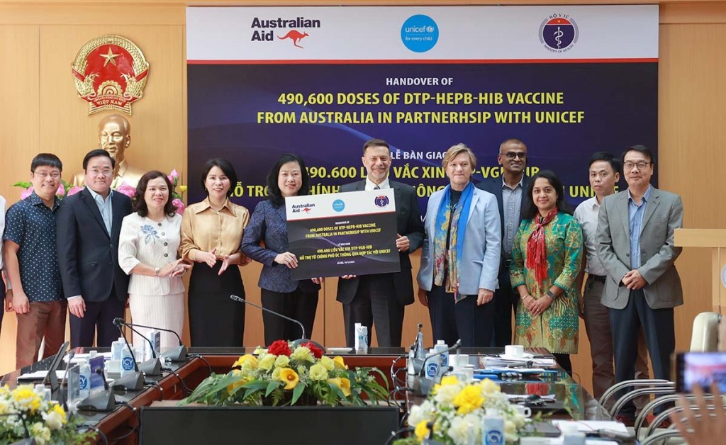 Chính phủ Úc viện trợ Việt Nam 490.600 liều vaccine ‘5 trong 1’