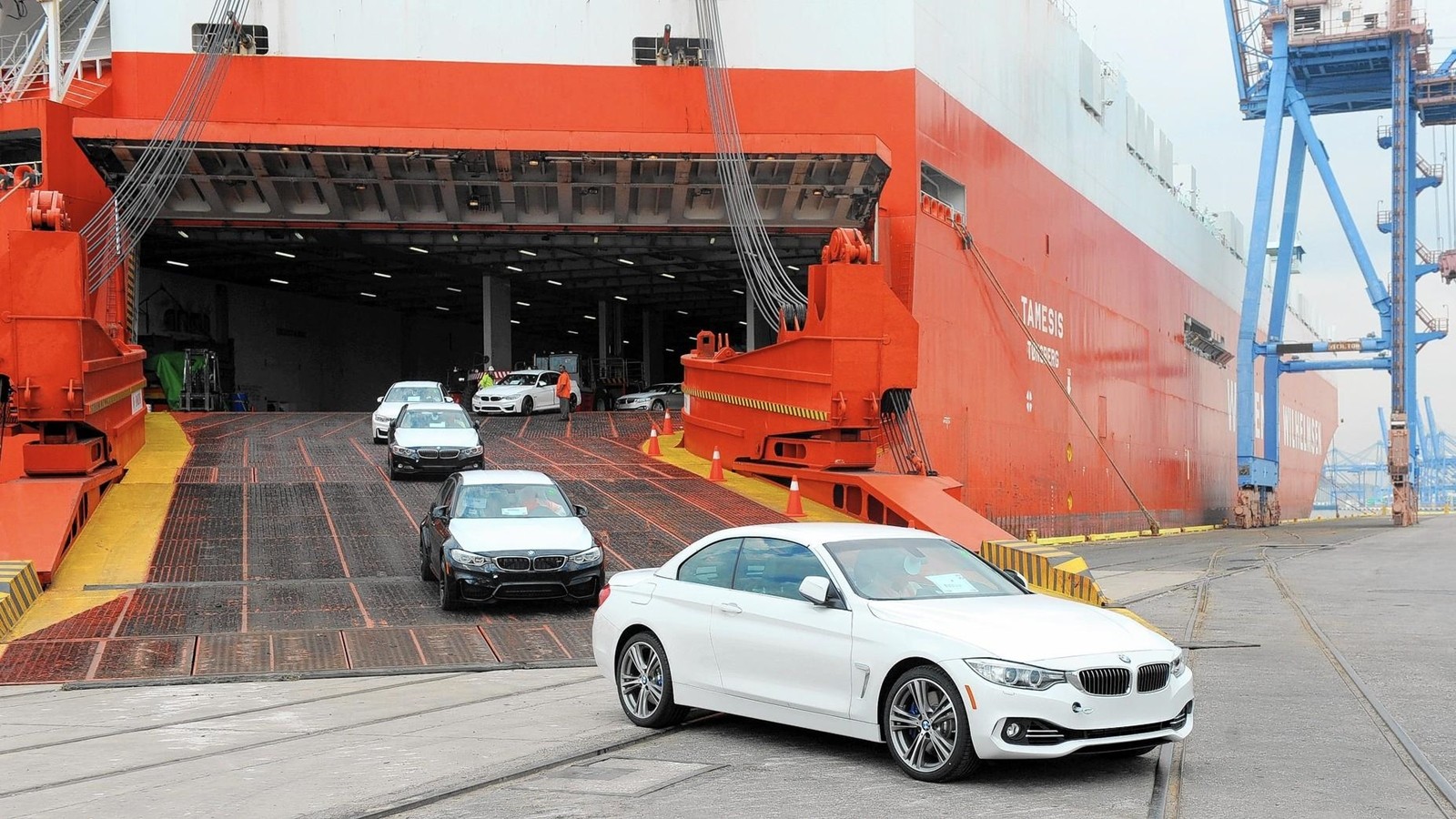 Ô tô nhập khẩu trong 11 tháng giảm sâu