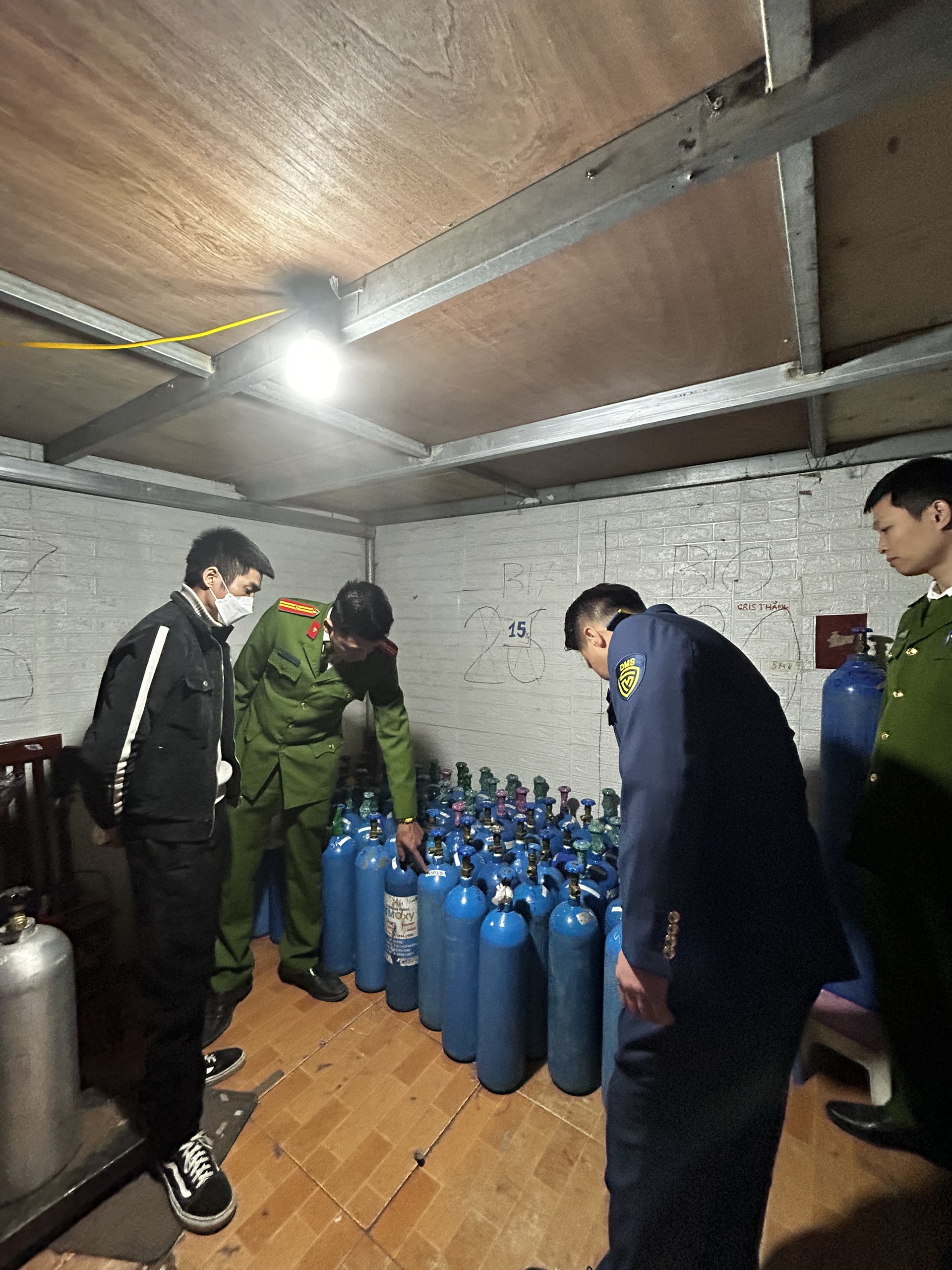 Hà Nội Phát hiện 2 kho chứa bình khí cười không rõ nguồn gốc