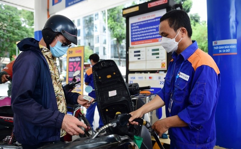 Ngày mai 2812, giá xăng trong nước có thể được điều chỉnh giảm nhẹ