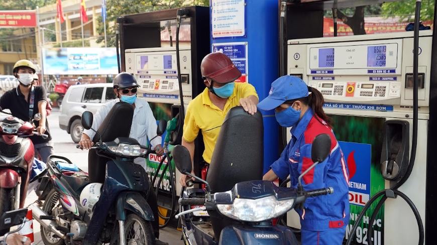 Thủ tướng yêu cầu tập trung các giải pháp bảo đảm cung ứng đủ xăng dầu cho sản xuất, kinh doanh, tiêu dùng