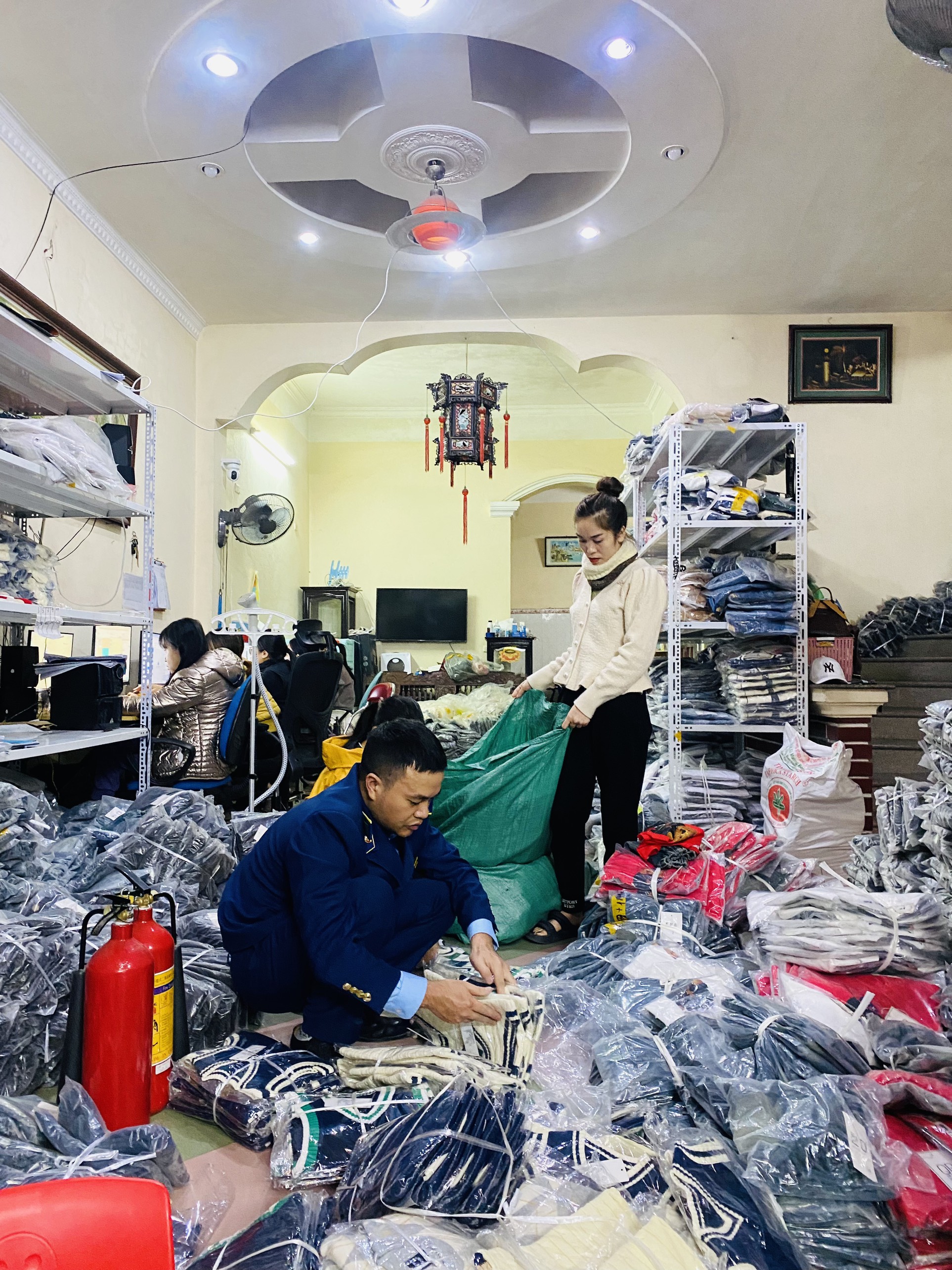 Cơ sở kinh doanh quần áo nhập lậu ở Ninh Bình bị phạt 27,5 triệu đồng