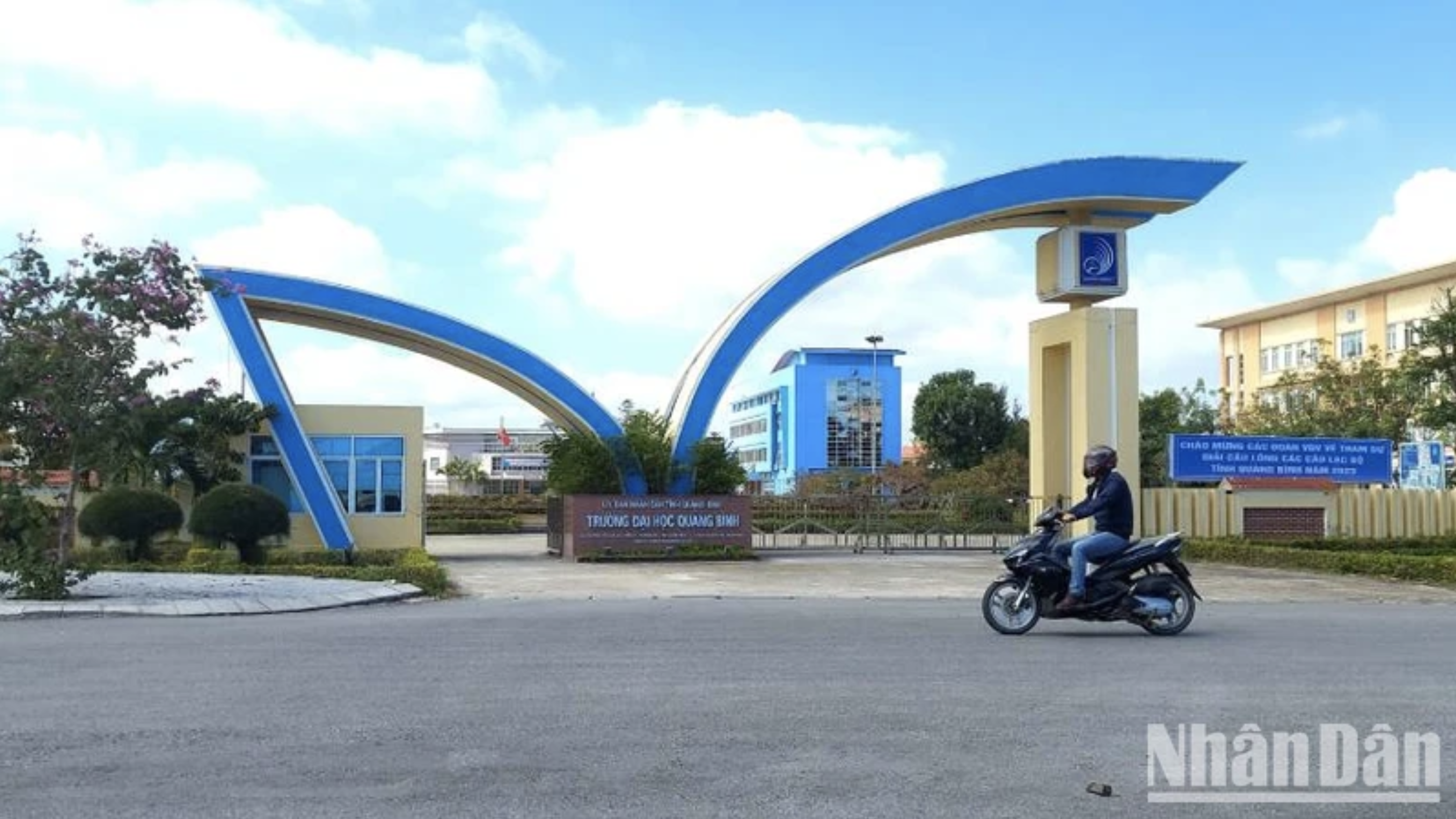 136 giảng viên, nhân viên Trường đại học Quảng Bình bị nợ 8 tháng lương