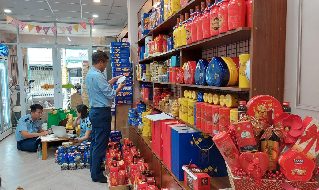 TPHCM Ngăn chặn số lượng lớn sản phẩm giả mạo, mỹ phẩm không rõ nguồn gốc tuồn ra thị trường dịp Tết