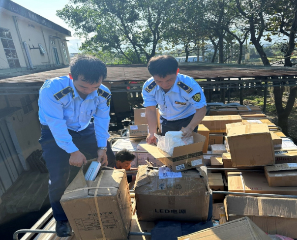 Hà Tĩnh bắt giữ vụ vẫn chuyển mỹ phẩm số lượng lớn nghi nhập lậu