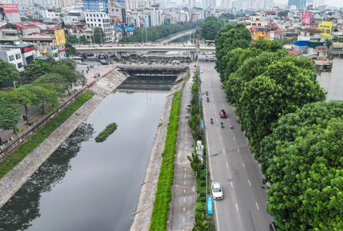 Hà Nội gấp rút hoàn thành làn đường dành cho xe đạp trước Tết Giáp Thìn