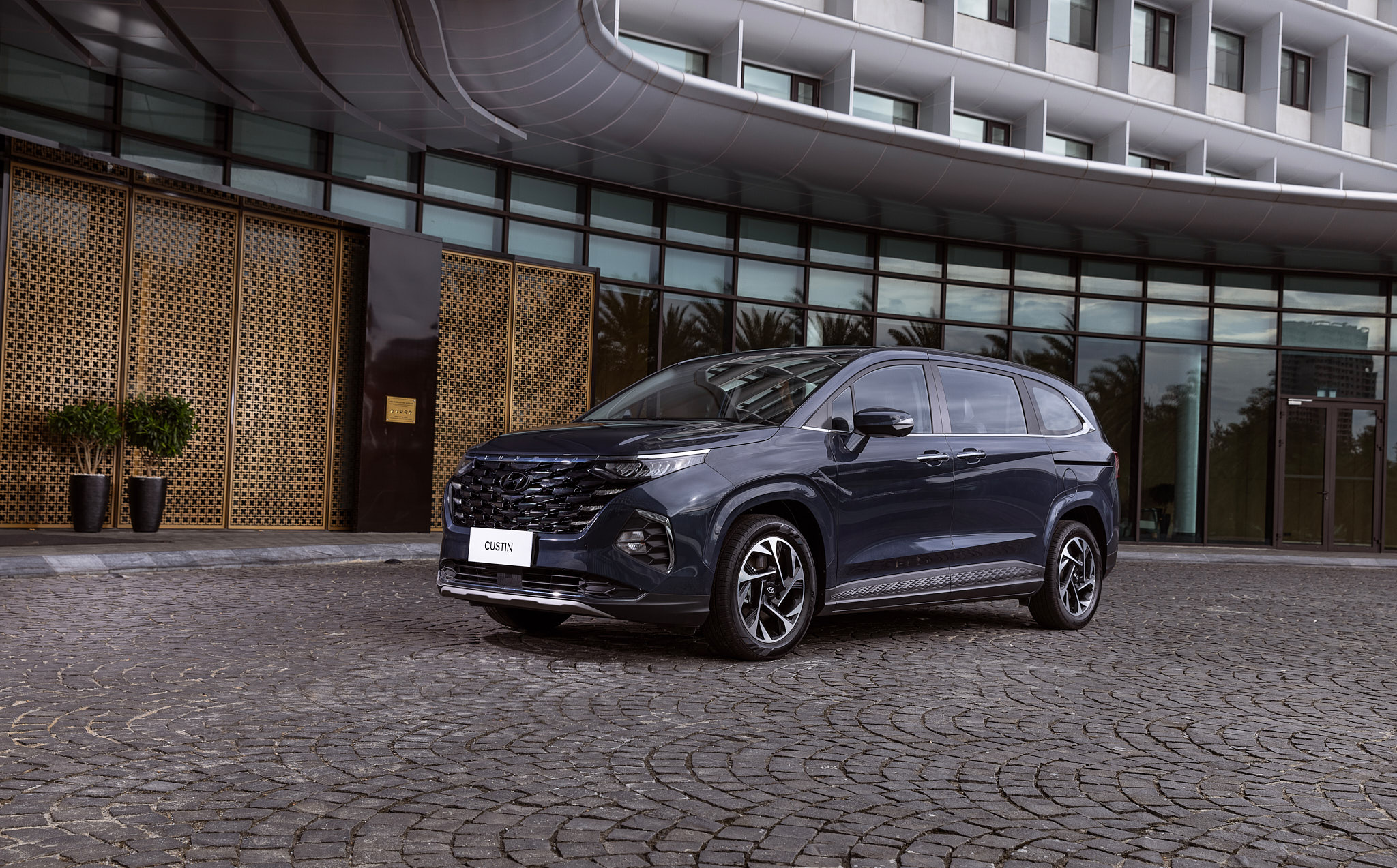 Lựa chọn MPV tầm trung Toyota Innova Cross hay Hyundai Custin