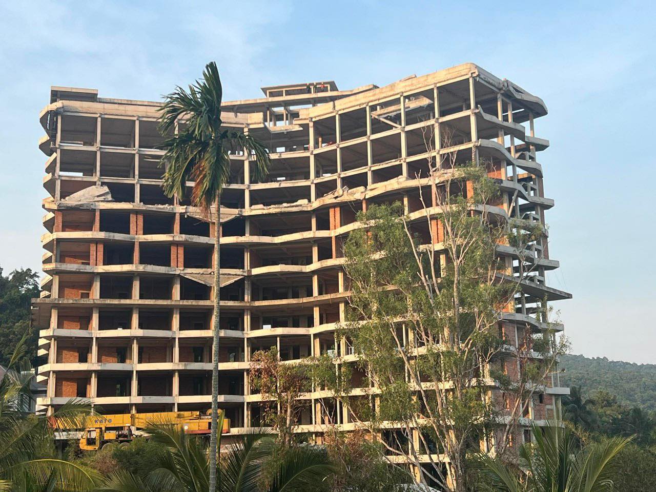 Khách sạn 12 tầng xây trái phép ở Phú Quốc đang được chủ đầu tư tháo dỡ