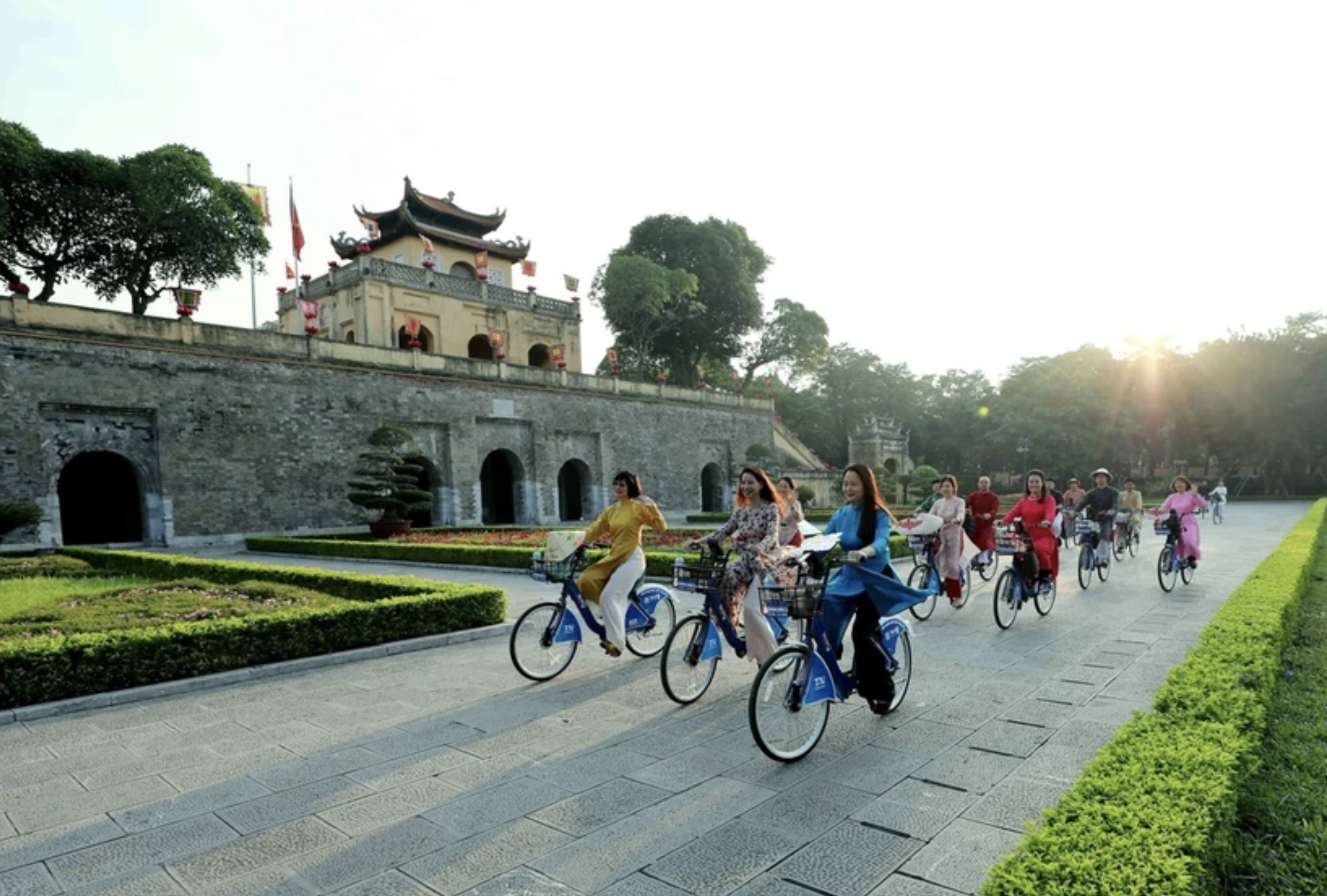 Hà Nội triển khai tuyến xe điện Hoàn Kiếm - Hoàng thành Thăng Long