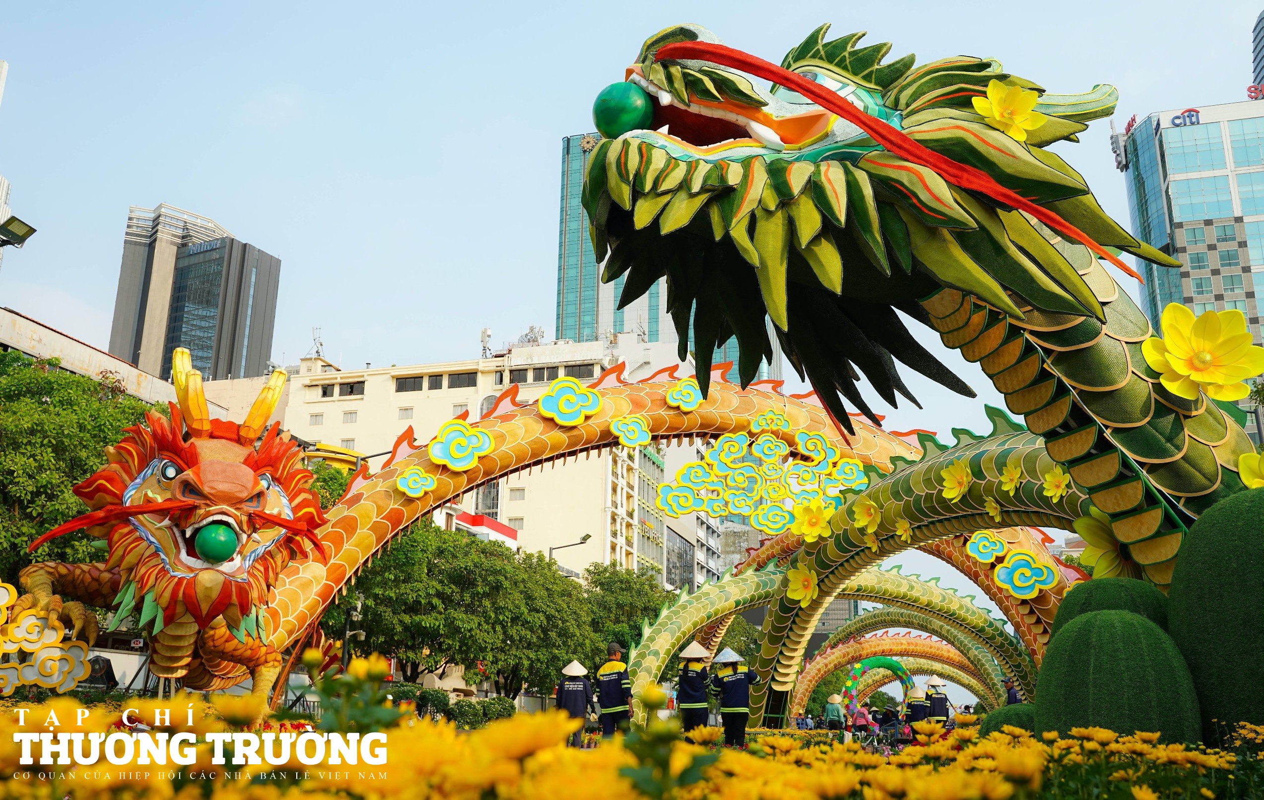 Chiêm ngưỡng hình hài của Lưỡng long triều liên tại đường hoa Nguyễn Huệ 2024