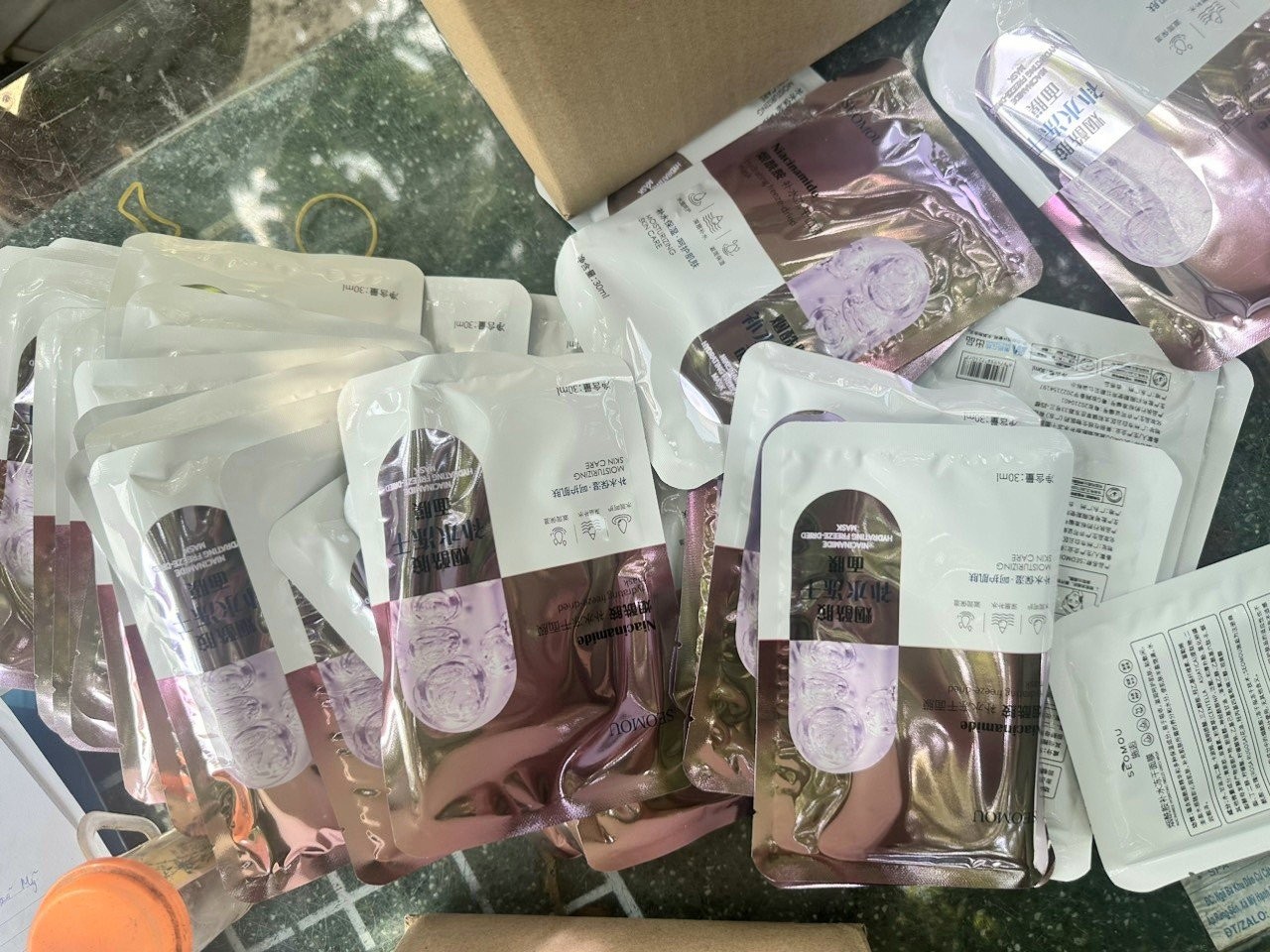 Phát hiện gần 50 tấn hàng mỹ phẩm không rõ nguồn gốc tại kho hàng ở Long An