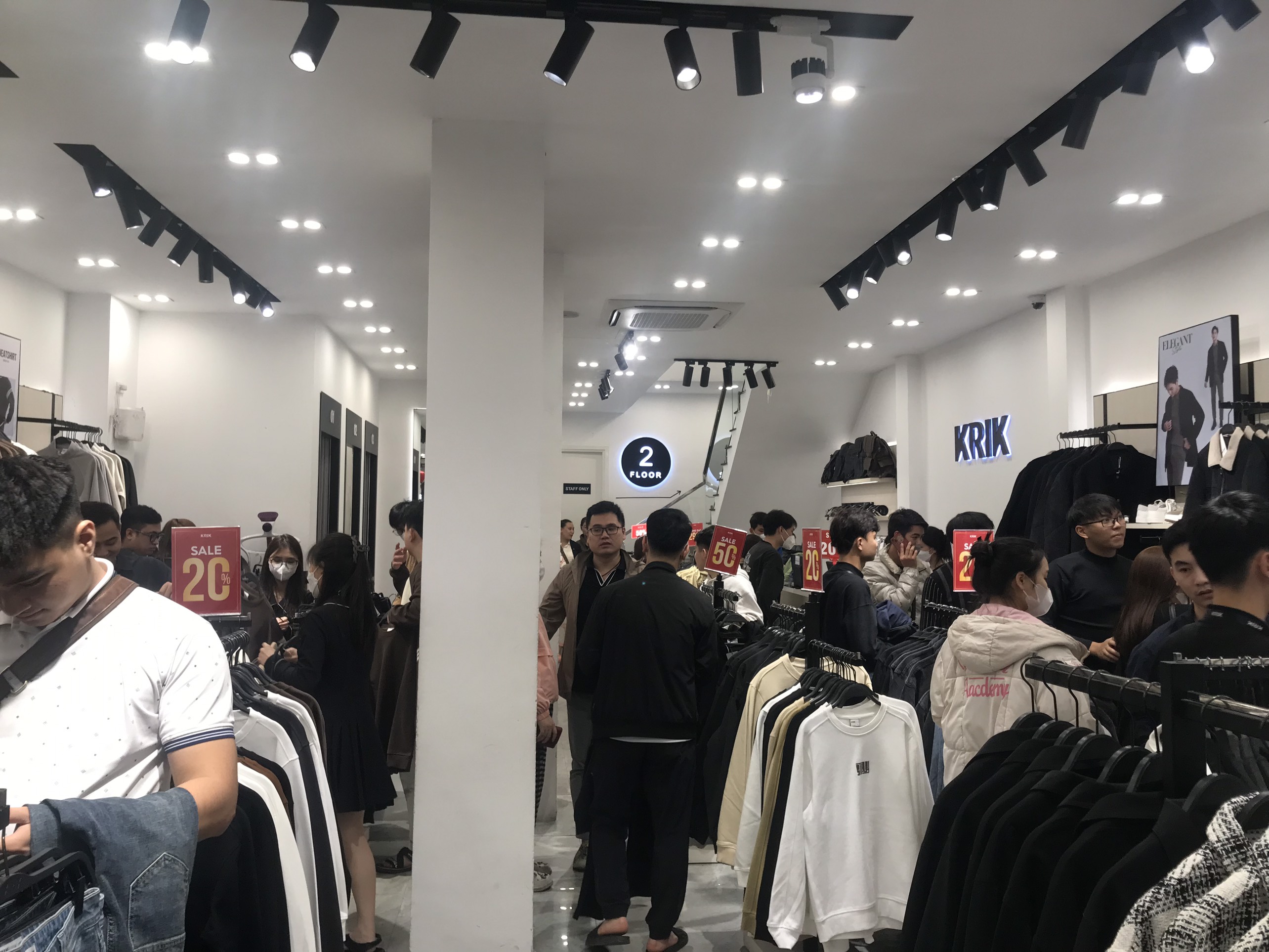 Hà Nội Người dân chen chân đi mua quần áo, giày dép tại các tuyến phố thời trang 